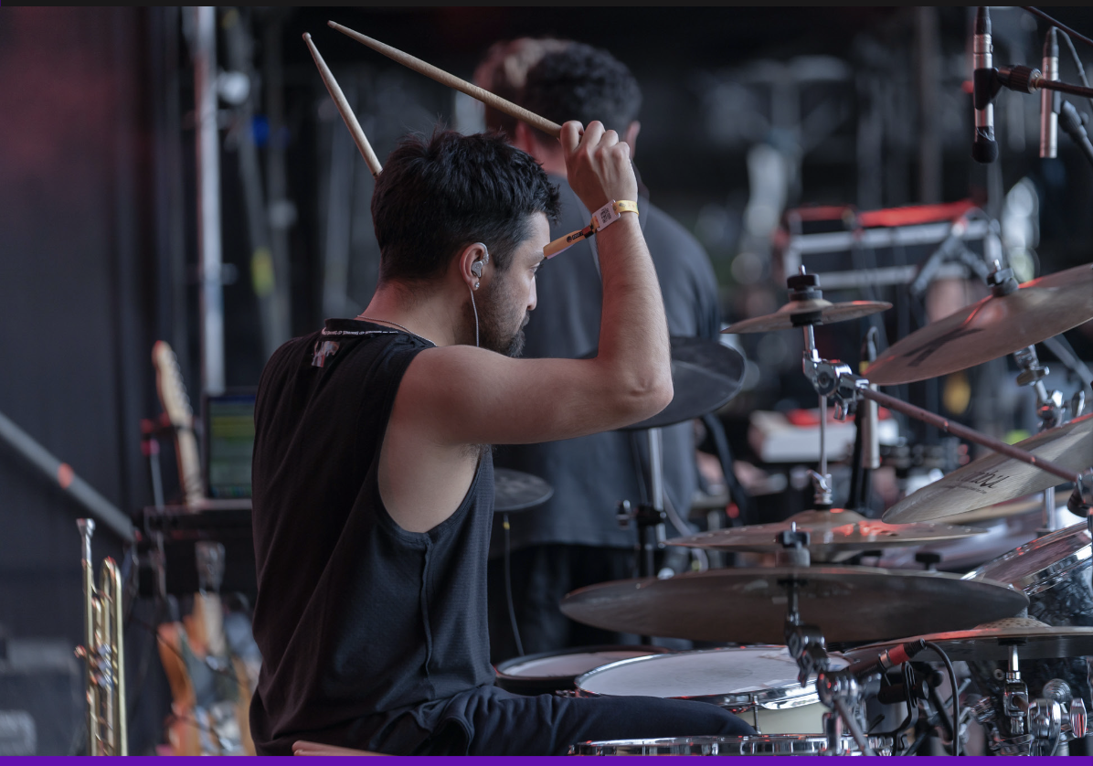 Gabriel Figueroa tocando batería en vivo