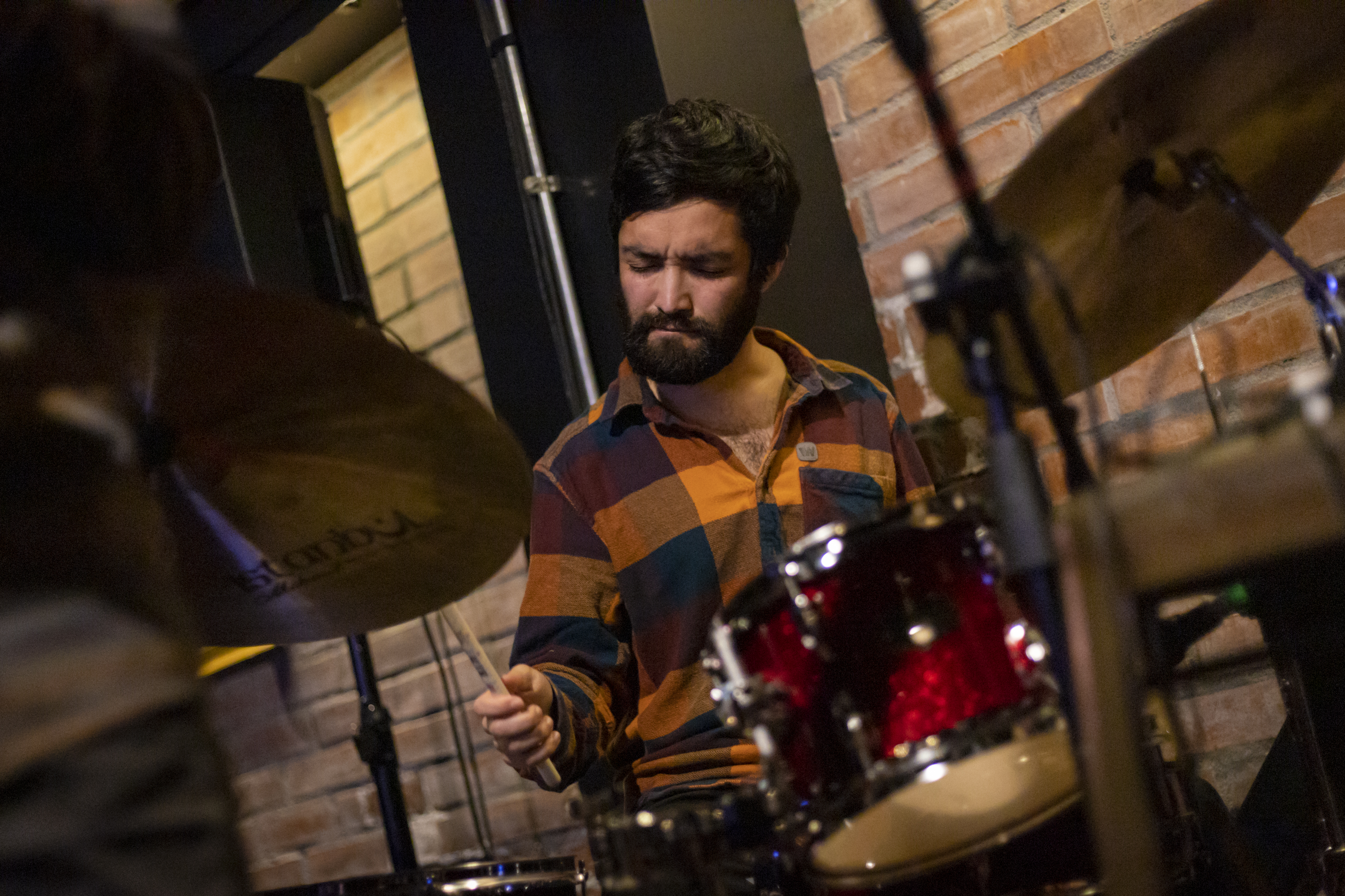 Gabriel tocando batería